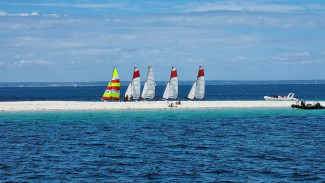 Sandbank mit Katamaranen
