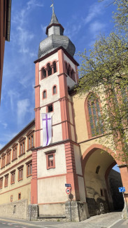 Kirchenfahne am Turm der Deutschhauskirche