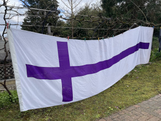 frisch gewaschene Kirchenfahne - bereit für die Konfirmation und Jubelkonfirmation