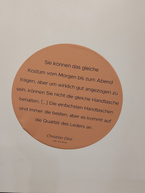 Spruch zur Handtasche im Knauf Museum Iphofen.