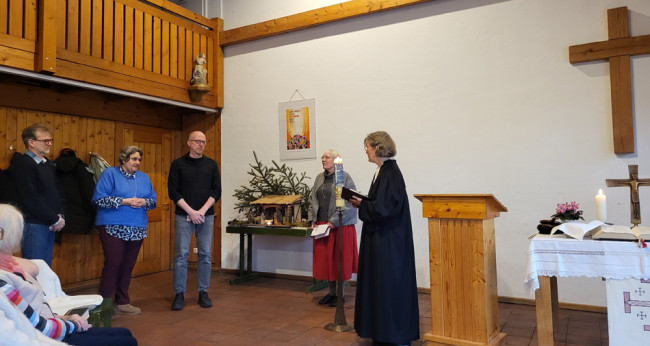 Pfrin. Vincent verabschiedet Kirchenvorsteher Dr. Olaf Kühl-Freudenstein im Remter der Deutschhauskirche.