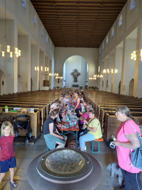 "BROTzeit": lange Tafel im Gang in der Heiligkreuzkirche