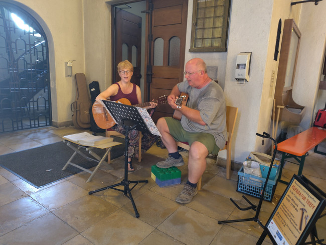 "BROTzeit": zwei Gitarrenspieler in der Heiligkreuzkirche