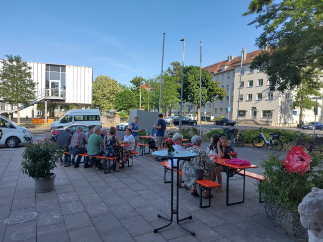 "BROTzeit": Menschen auf Bierbänken