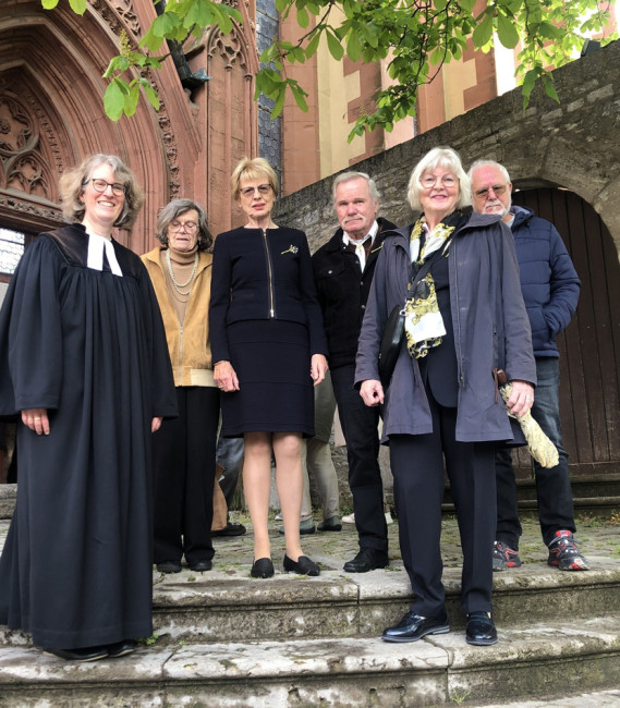 Die Diamantenen Konfirmand:innen mit Pfarrerin Vincent vor der Schönen Pforte der Deutschhauskirche.