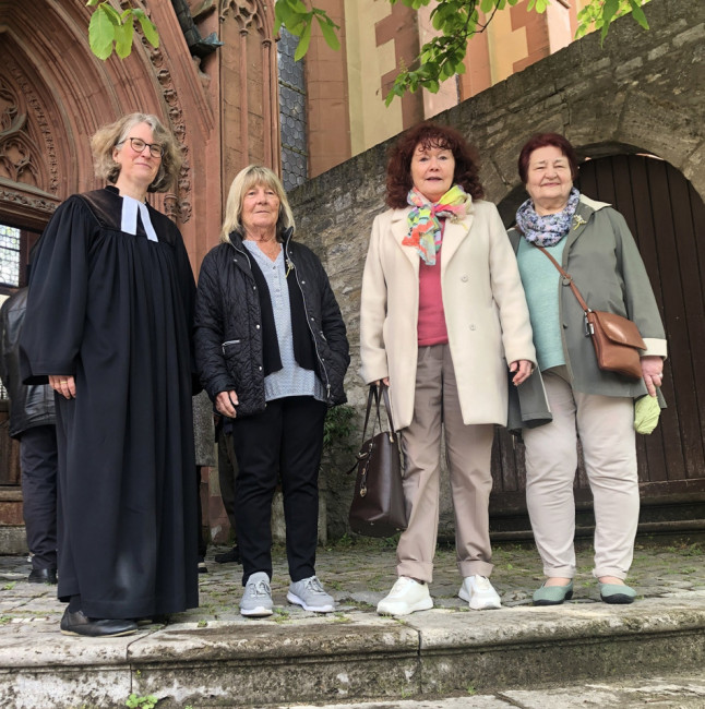 Die Eiserne Konfirmandinnen mit Pfarrerin Vincent vor der Schönen Pforte der Deutschhauskirche.