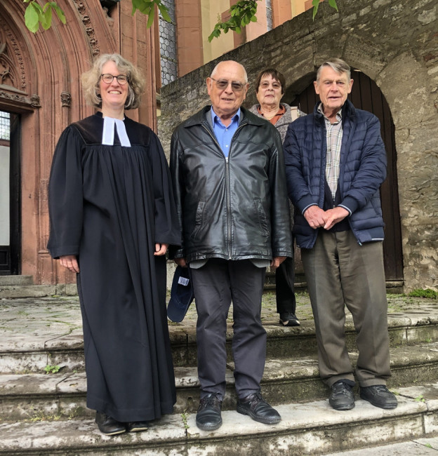 Die Gnaden Konfirmanden und Konfirmandin mit Pfarrerin Vincent vor der Schönen Pforte der Deutschhauskirche.