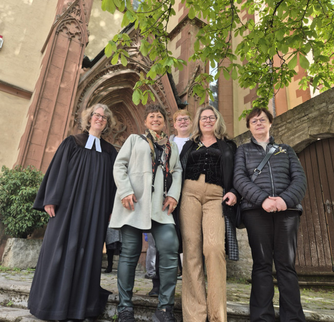 Die Goldenen Konfirmandinnen mit Pfarrerin Vincent vor der Schönen Pforte der Deutschhauskirche.