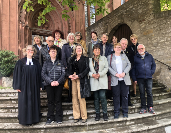 Die Jubelkonfirmanden und -konfirmandinnen mit Pfarrerin Vincent vor der Schönen Pforte der Deutschhauskirche.
