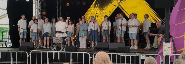 Chor Sotto Voce auf der Bühne beim Gottesdienst bei Umsonst & Draußen