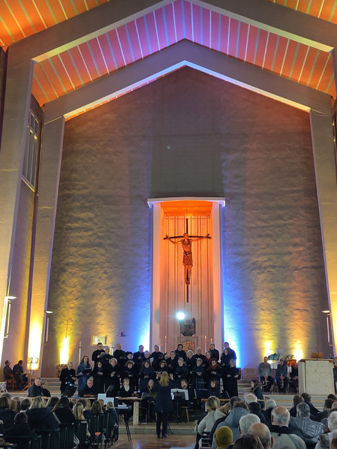 Chor und Orchester der Würzburger Kantorei und Zuhörer beim ökumenischen Konzert "Machet die Tore weit. Einstimmung in den Advent." in der St. Elisabeth Kirche in der Zellerau