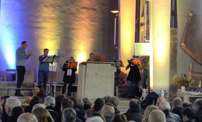 Posaunenchor der Deutschhauskirche und Zuhörer beim ökumenischen Konzert "Machet die Tore weit. Einstimmung in den Advent." in der St. Elisabeth Kirche in der Zellerau