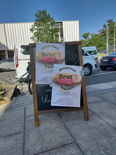 Schilder für "Gemeinsame BROTzeit vor der Heiligkreuzkirche