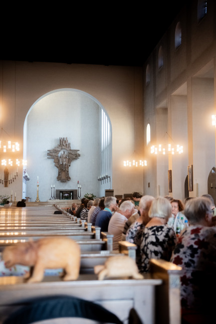 "BROTzeit": lange Tafel im Gang in der Heiligkreuzkirche