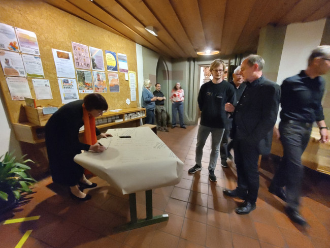 Menschen im Foyer der Deutschhauskirche beim Wold-Café bei der Nacht der offenen Kirchen 2026