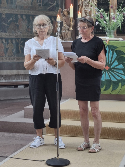 Zwei Frauen lesen die Gebete vor.