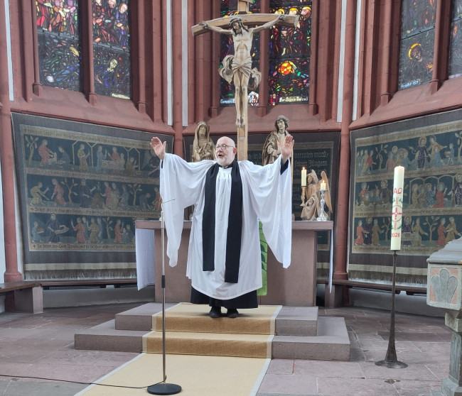 Rev. Markus Dünzkofer segnet die Gemeinde