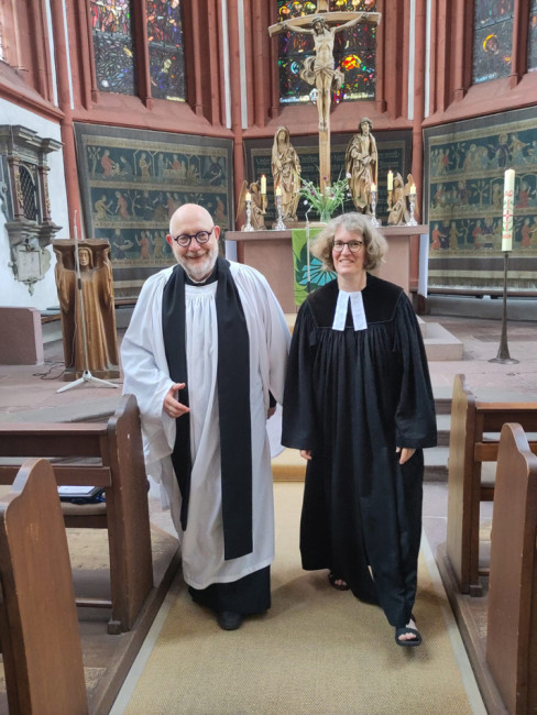 Rev. Markus Dünzkofer und Pfarrerin Vincent beim Auszug aus der Deutschhauskirche