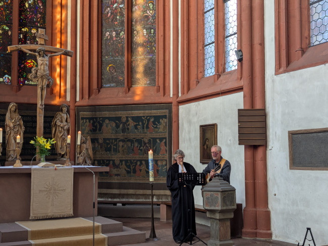 Lied am Ende des englischen Gottesdienstes: „You shall go out with joy“, begleitet von John (Gitarre) und Tanja (Flöte) Vincent