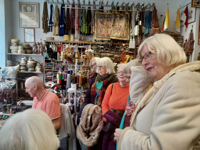 Der Frauenkreis beim Posamentier Dorbath in der Karmelitenstraße.