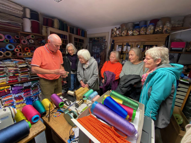 Der Frauenkreis beim Posamentier Dorbath in der Karmelitenstraße.