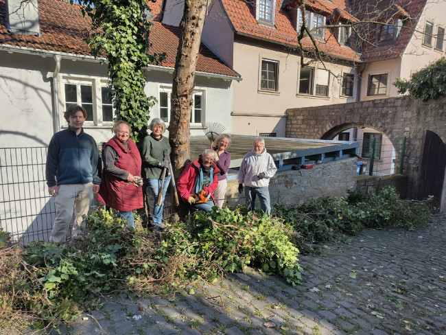 Ein Teil der fleißigen Helfer der Gartenaktion rund um die Deutschhauskirche.