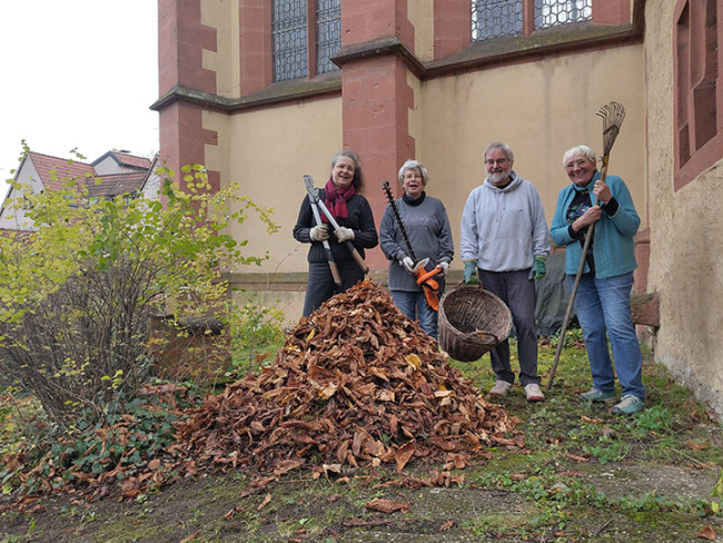 Einige der Helfer:innen bei der Gartenaktion rund um die Deutschhauskirche.