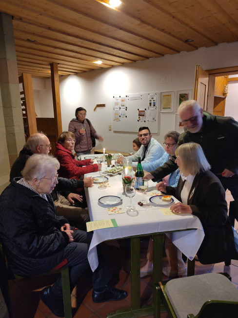 Leute werden am gedeckten Tisch während des Abendgottesdienstes bedient.