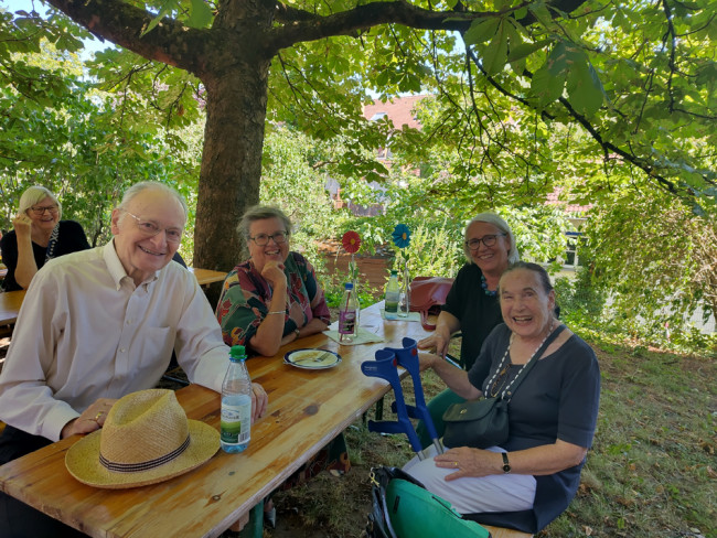 Beim gemütlichen Zusammensitzen auf der Terrasse des Remters