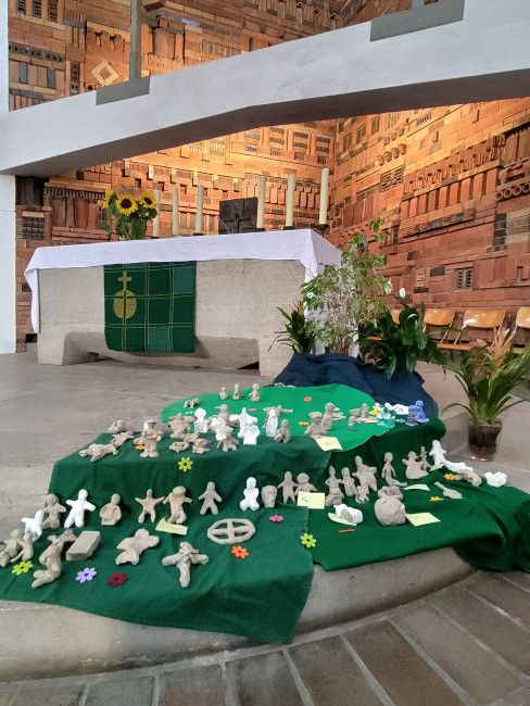 Vor den Altarstufen der Erlöserkirche aufgestellt: Die Tonfiguren, die die Gottesdienstbesucher während des Gottesdienstes geformt haben