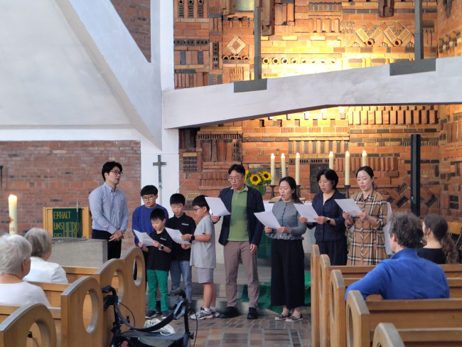 Der koreanische Chor beim Singen im Gottesdienst beim Gemeindefest