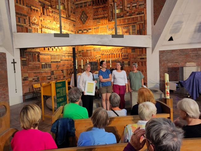 Feier zur Feier der Zertifizierung mit dem Grünen Gockel in der Erlöserkirche: Das Umweltteam und Besucher der Kabaretts