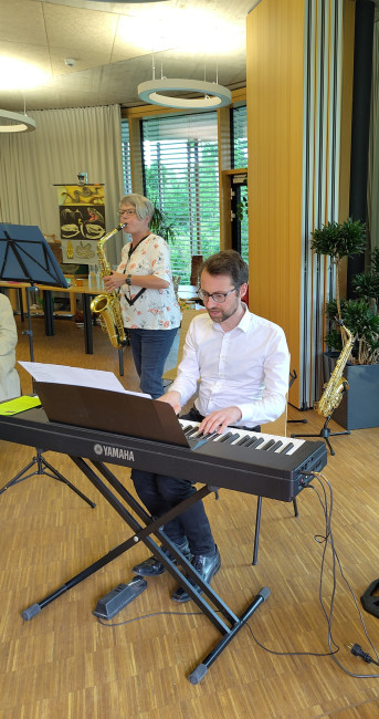 Die Musiker: an Keyboard und Saxophon