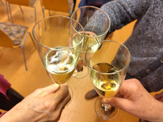 3 Sektgläser mit denen auf das neue Jahr angestoßen wird.