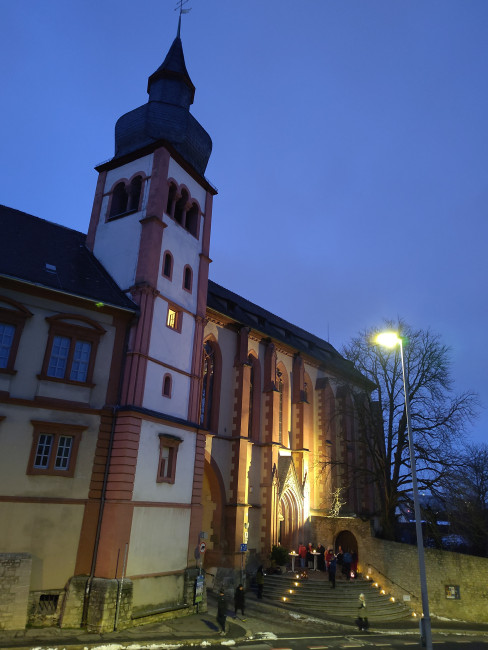 Die Deutschhauskirche mit Zuhörern vor der "Schönen Pforte" beim Turmblasen.