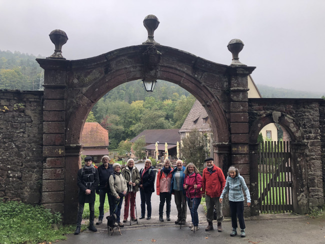 Wandergruppe vor dem Tor der Kartause Grünau.