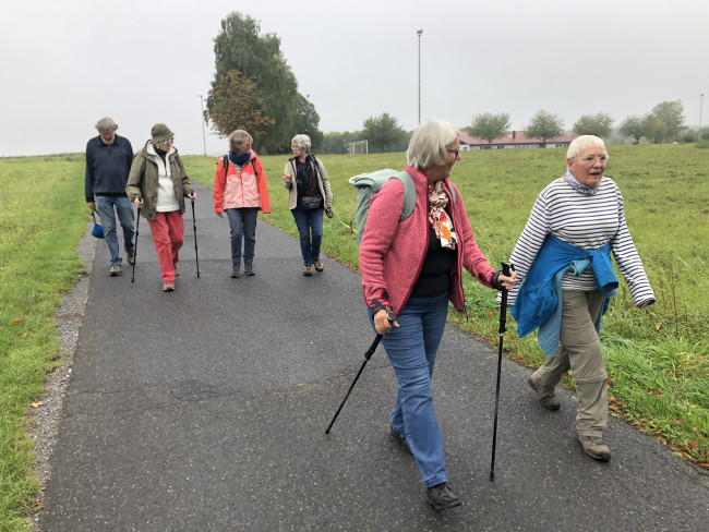 Auf dem Weg bei der Gemeindewanderung.