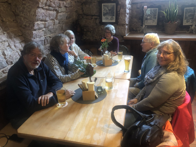 Wandergruppe beim Schlusshock im alten Gewölbekeller der Kartause Grünau