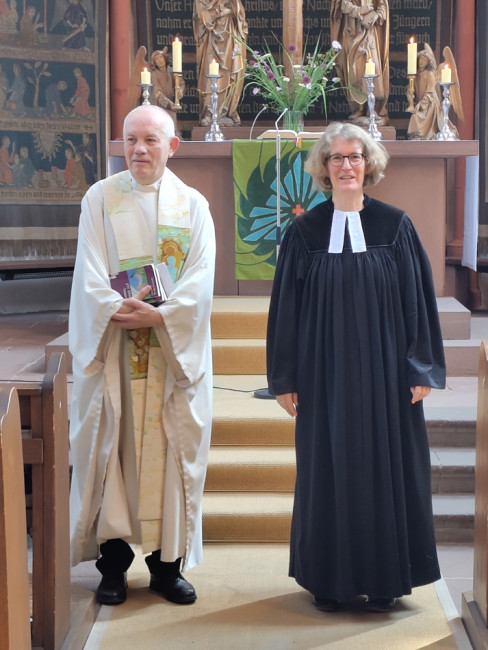 Pfarrer Gerhard Spöckl und Pfarrerin Vinzent beim Auszug aus der Deutschhauskirche