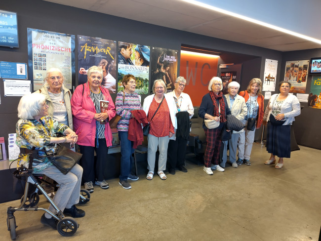 Mitglieder des Seniorenkreises beim Besuch im Central-Kino
