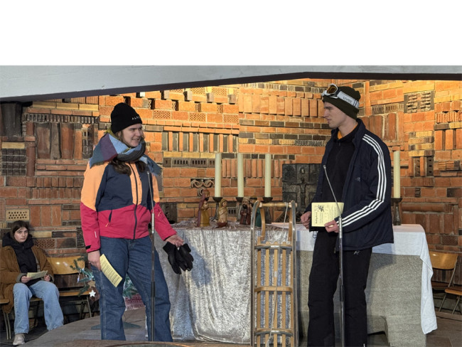 Zwei Jugendliche beim Krippenspiel in der Erlöserkirche.