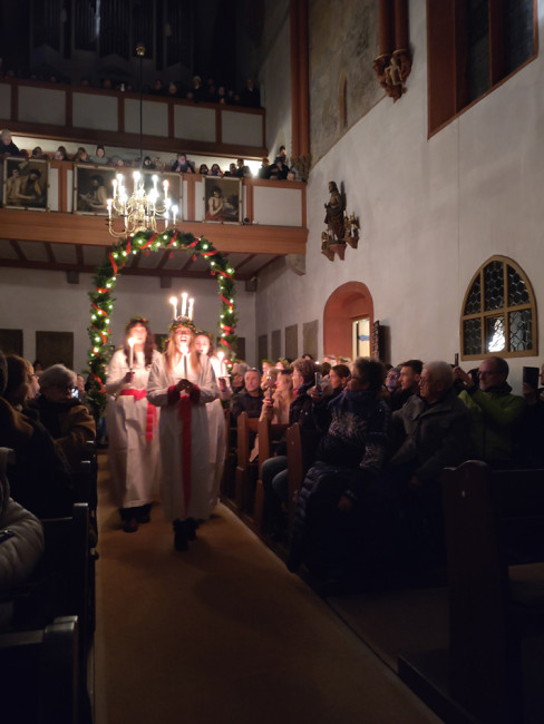 Einzug des Lucia-Chors in die Deutschhauskirche