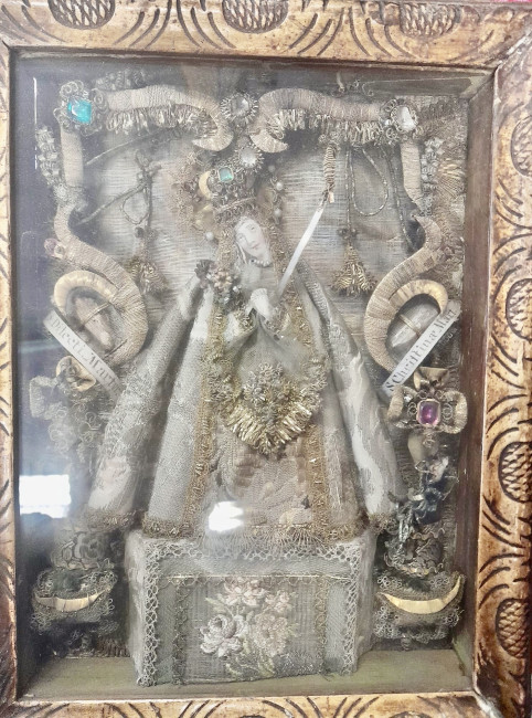 Ein Marien-Bild aus Handarbeits-Spitzen. 