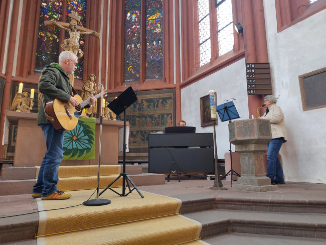 Musik im Abendgottesdienst: Klavier, Saxophon und Bass