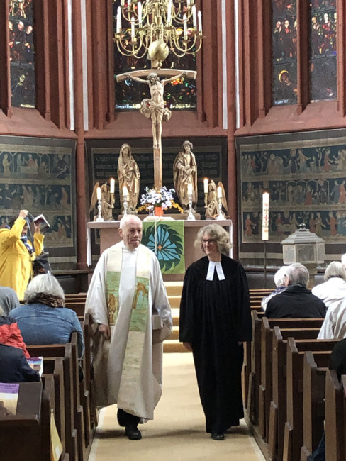 Auszug von Pfarrerin Vincent und Pfarrer Spöckl am Ende des ökumenischen Gottesdienst in der Deutschhauskirche
