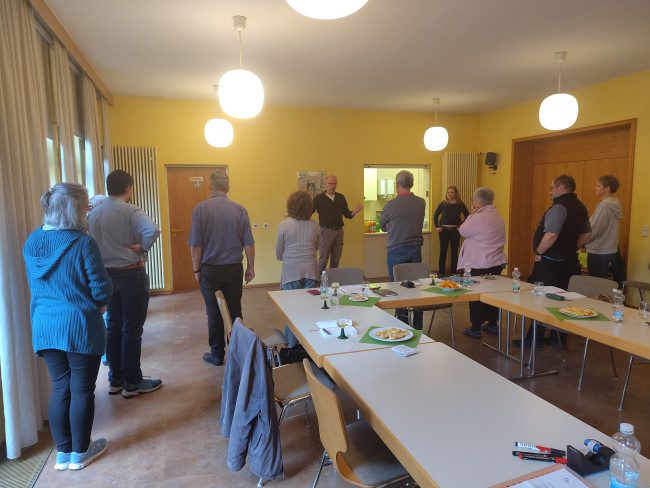 Das Gemeindeteam für den Bereich Heiligkreuz, St. Elisabeth und St. Burkard, sowie der Kirchenvorstand der Deutschhausgemeinde mit Erlöser beim Kennenlernen