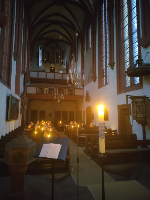 Osterlicht: Bei der Feier der Osternacht in der Deutschhauskirche leuchten die Osterkerze und das weitergegebene Licht in den Händen der Besuchern