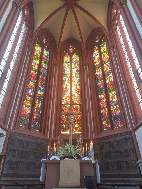  Osterlicht: Die österliche Sonne erhellt um 7 Uhr früh alle drei Kirchenfenster der Deutschhauskirche