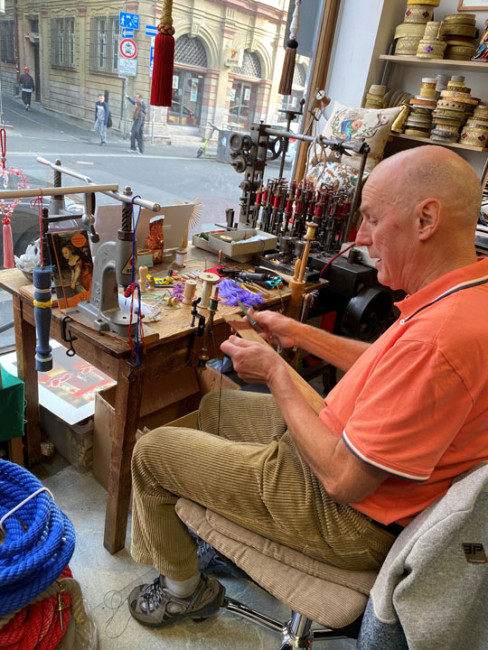 Der Posamentier Dorbath bei der Arbeit.