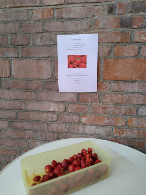 Station Beten und Essen: Schale mit Erdbeeren
